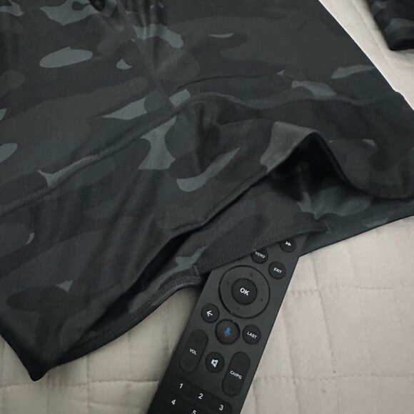 The NIKE One Women's Dri Fit Mid Rise Tight Camo Leggings  And  Bra - Picture 3 of 9
